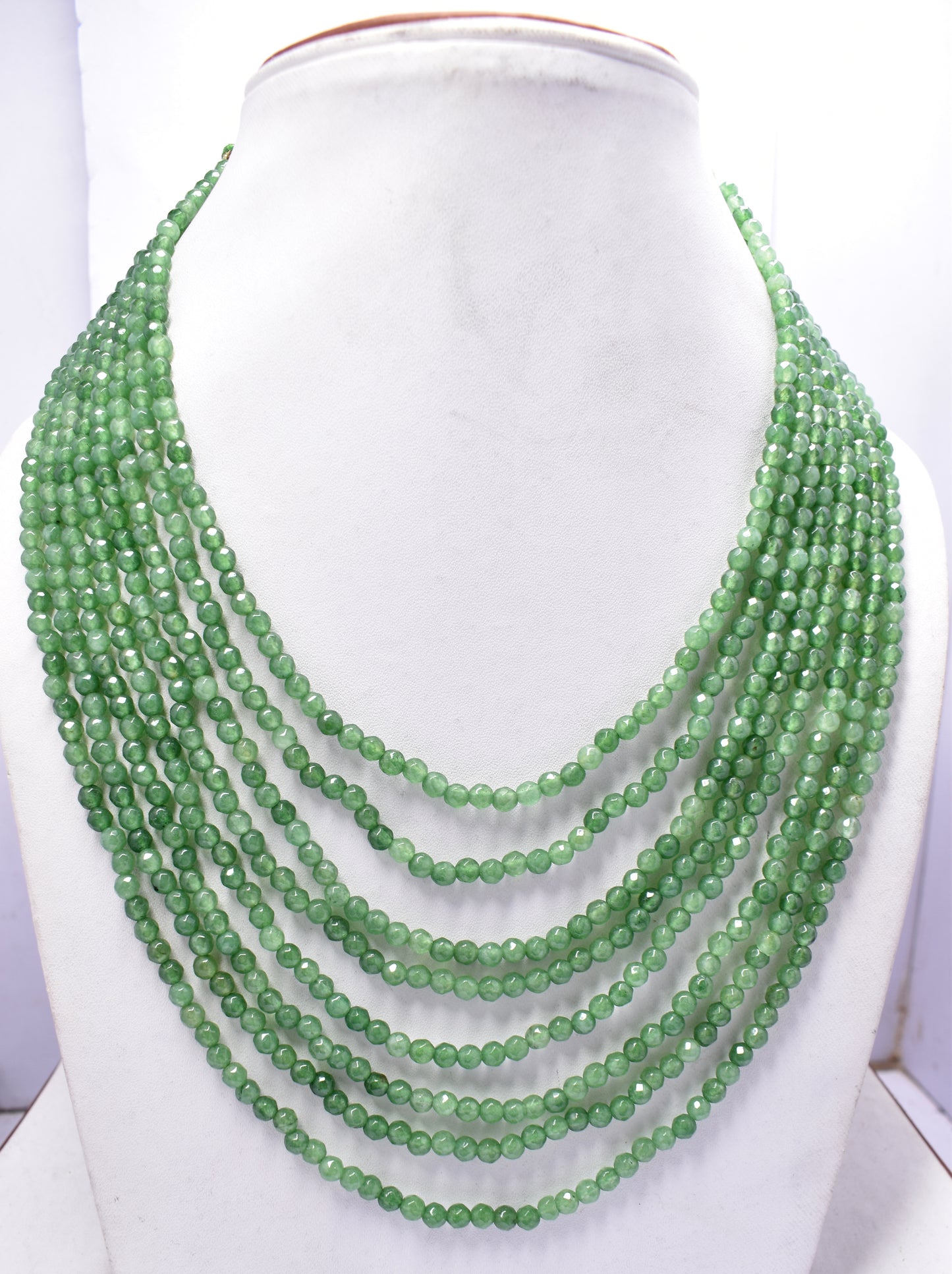 A vibrant 12-line bunch necklace made from faceted green jade beads, weighing 36.40 grams, perfect for a sophisticated and stylish look.
#GreenJade #JadeNecklace #GemstoneJewelry #FacetedBeads #ChicJewelry #StylishNecklace #ElegantJewelry