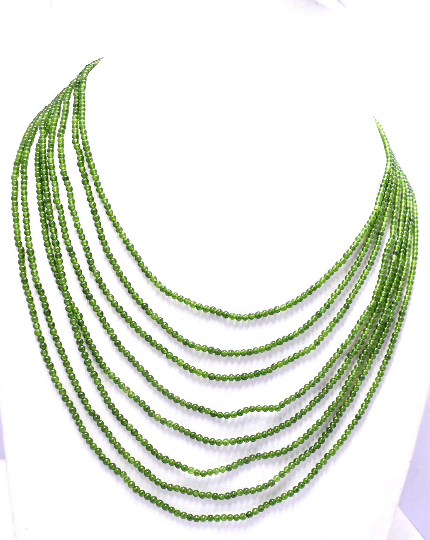 A vibrant 12-line bunch necklace made from faceted green jade beads, weighing 36.40 grams, perfect for a sophisticated and stylish look.
#GreenJade #JadeNecklace #GemstoneJewelry #FacetedBeads #ChicJewelry #StylishNecklace #ElegantJewelry