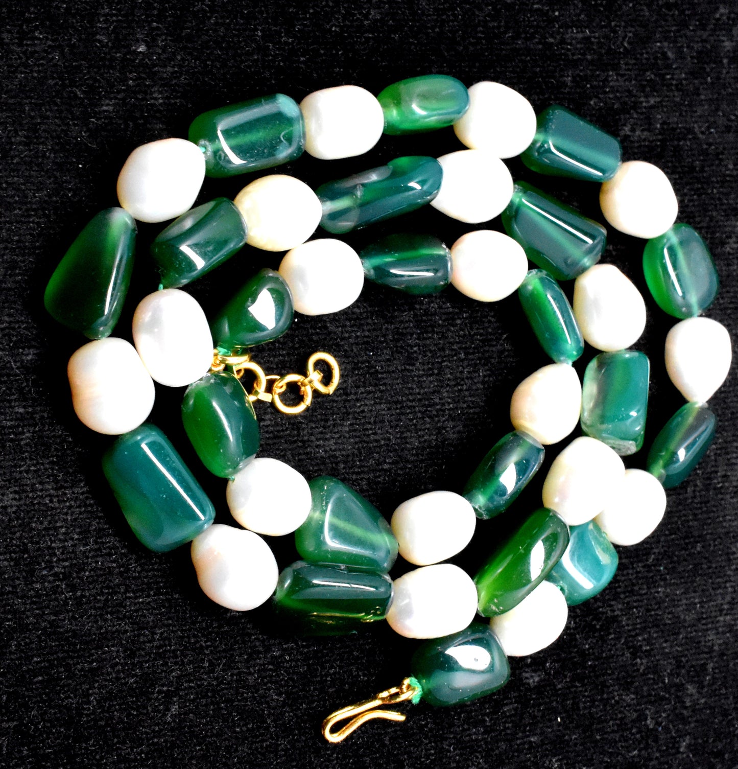 This beautiful necklace features Pearl and Green Onyx beads (9mm to 13x16mm) with a secure lock closure.
 #PearlNecklace #GreenOnyxJewelry #GemstoneJewelry #ElegantNecklace #HealingCrystals #FashionJewelry
