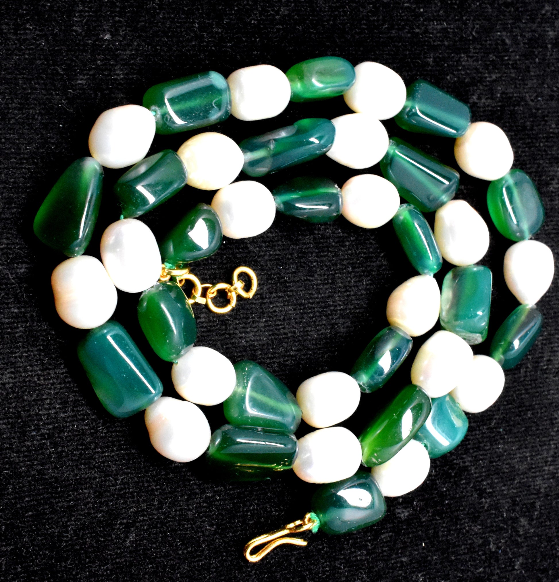 This beautiful necklace features Pearl and Green Onyx beads (9mm to 13x16mm) with a secure lock closure.
 #PearlNecklace #GreenOnyxJewelry #GemstoneJewelry #ElegantNecklace #HealingCrystals #FashionJewelry
