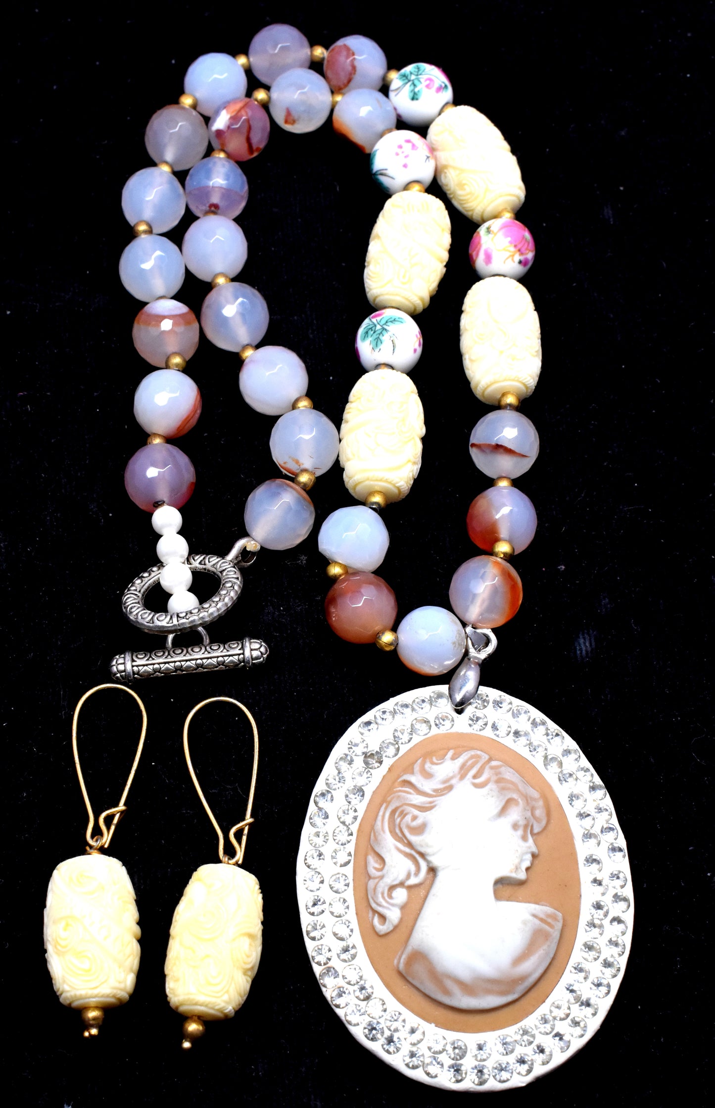This stunning set features round faceted beads (10mm to 12x20mm) with a pendant necklace and matching earrings.
 #FacetedBeadSet #PendantNecklace #EarringSet #GemstoneJewelry #ElegantJewelry #FashionJewelry






