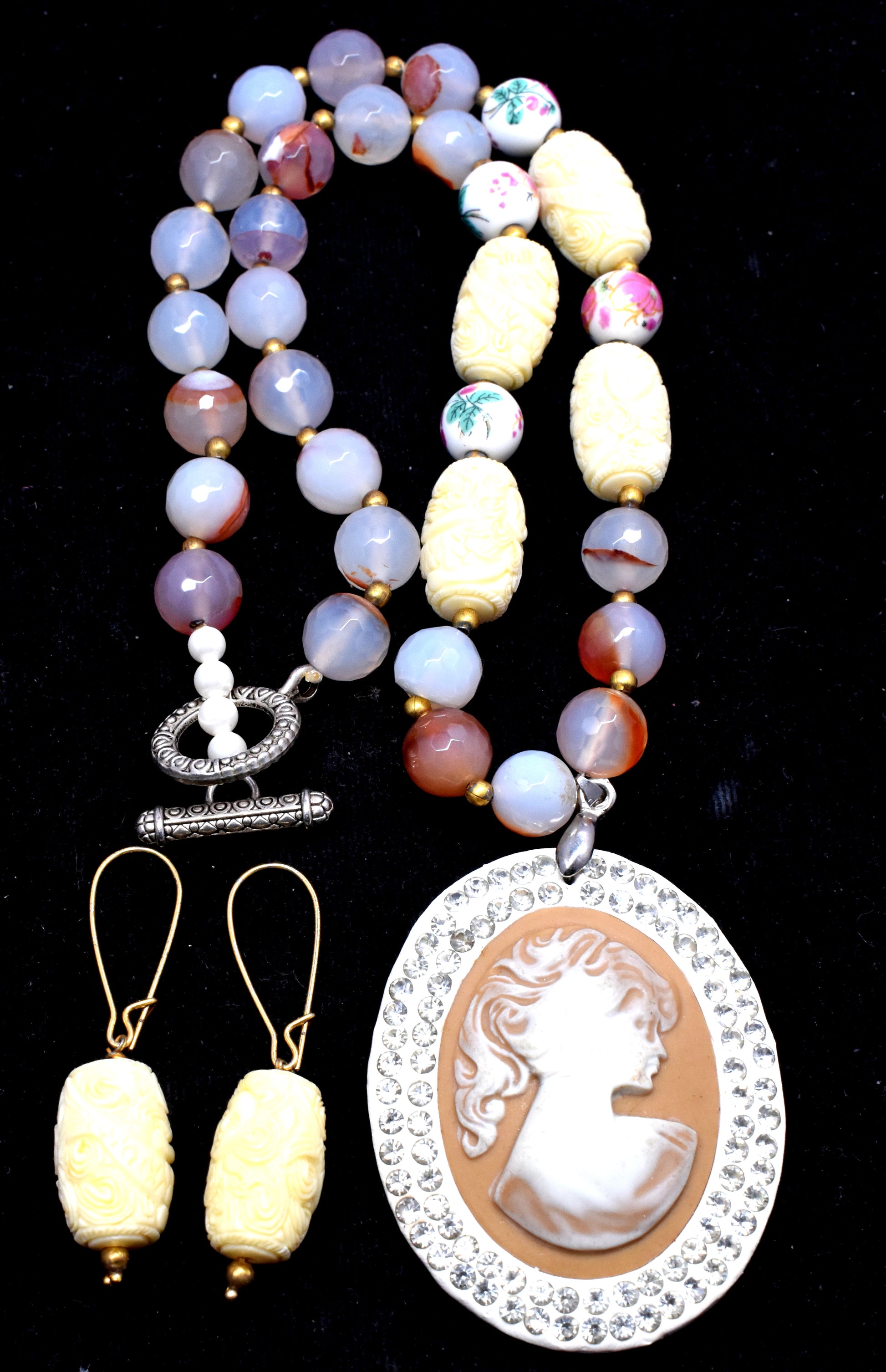 This stunning set features round faceted beads (10mm to 12x20mm) with a pendant necklace and matching earrings.
 #FacetedBeadSet #PendantNecklace #EarringSet #GemstoneJewelry #ElegantJewelry #FashionJewelry






